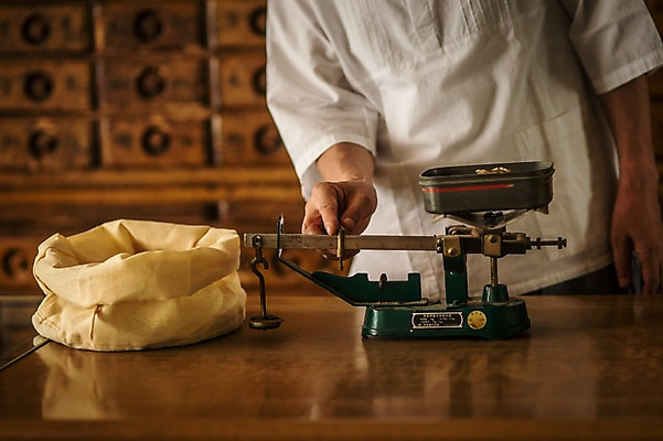 포토 JPG 노년 남자 실내 저울 한명 서기 손짓 상반신 앞모습 한의학 한국인 한약재 무게 60대 한약방 한의사 계량기 계량 한약장 노인남자한명만 국내포토 1 뷰포인트 의학 모션 사람 동양인 성인 내부 의사 약재 서랍장 남자한명만 노인남자만 파일형식