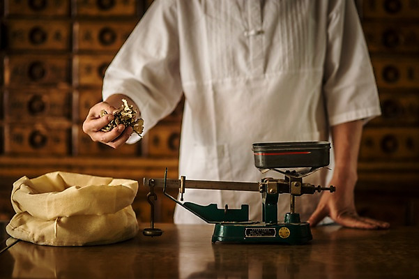 포토 JPG 노년 남자 실내 저울 한명 서기 손짓 상반신 앞모습 한의학 한국인 한약재 무게 60대 한약방 한의사 계량기 계량 한약장 노인남자한명만 국내포토 1 뷰포인트 의학 모션 사람 동양인 성인 내부 의사 약재 서랍장 남자한명만 노인남자만 파일형식