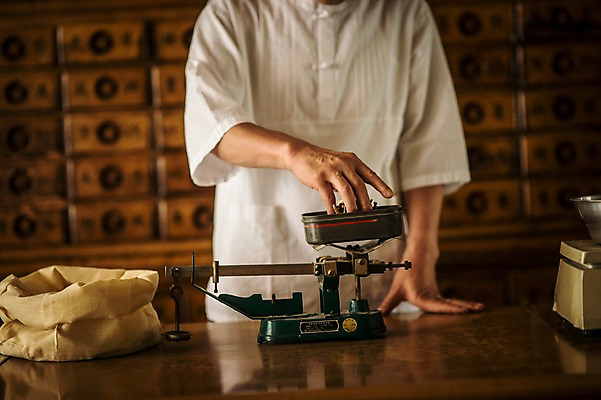 포토 JPG 노년 남자 실내 저울 한명 서기 손짓 상반신 앞모습 한의학 한국인 한약재 무게 60대 한약방 한의사 계량기 계량 한약장 노인남자한명만 국내포토 1 뷰포인트 의학 모션 사람 동양인 성인 내부 의사 약재 서랍장 남자한명만 노인남자만 파일형식
