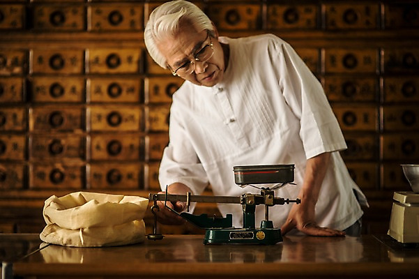 포토 JPG 노년 남자 실내 저울 한명 서기 상반신 앞모습 한의학 한국인 한약재 무게 60대 한약방 한의사 계량기 계량 한약장 노인남자한명만 국내포토 1 뷰포인트 의학 모션 사람 동양인 성인 내부 의사 약재 서랍장 남자한명만 노인남자만 파일형식