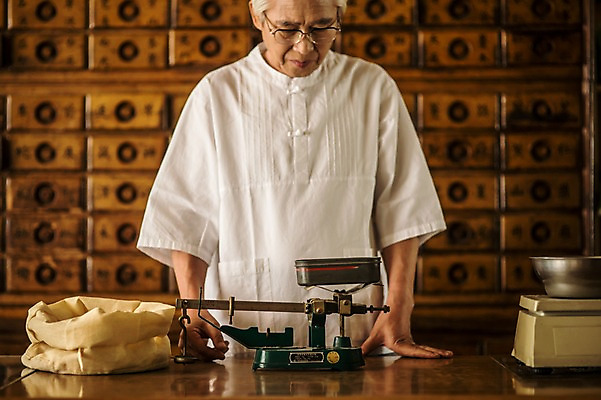 포토 JPG 노년 남자 실내 저울 한명 서기 상반신 앞모습 한의학 한국인 한약재 무게 60대 한약방 한의사 계량기 계량 한약장 노인남자한명만 국내포토 1 뷰포인트 의학 모션 사람 동양인 성인 내부 의사 약재 서랍장 남자한명만 노인남자만 파일형식