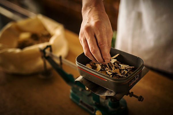 포토 JPG 손 노년 남자 실내 저울 한명 서기 손짓 상반신 앞모습 신체부위 한의학 한국인 한약재 무게 60대 한약방 한의사 계량기 계량 노인남자한명만 국내포토 1 뷰포인트 의학 모션 사람 동양인 성인 내부 의사 약재 남자한명만 노인남자만 파일형식