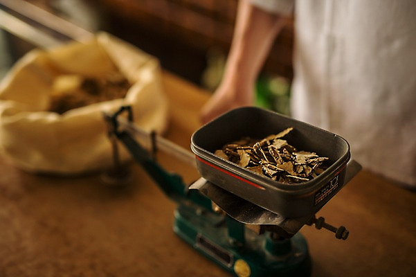 포토 JPG 손 노년 남자 실내 저울 한명 서기 손짓 상반신 앞모습 신체부위 한의학 한국인 한약재 무게 60대 한약방 한의사 계량기 계량 노인남자한명만 국내포토 1 뷰포인트 의학 모션 사람 동양인 성인 내부 의사 약재 남자한명만 노인남자만 파일형식