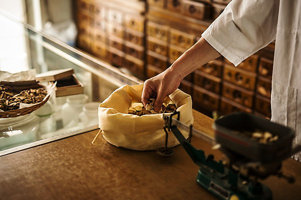 포토 JPG 손 노년 남자 실내 저울 한명 서기 손짓 상반신 앞모습 신체부위 한의학 한국인 한약재 무게 60대 한약방 한의사 계량기 계량 노인남자한명만 국내포토 1 뷰포인트 의학 모션 사람 동양인 성인 내부 의사 약재 남자한명만 노인남자만 파일형식