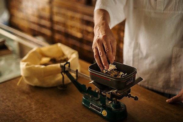 포토 JPG 손 노년 남자 실내 저울 한명 서기 손짓 상반신 앞모습 신체부위 한의학 한국인 한약재 무게 60대 한약방 한의사 계량기 계량 노인남자한명만 국내포토 1 뷰포인트 의학 모션 사람 동양인 성인 내부 의사 약재 남자한명만 노인남자만 파일형식