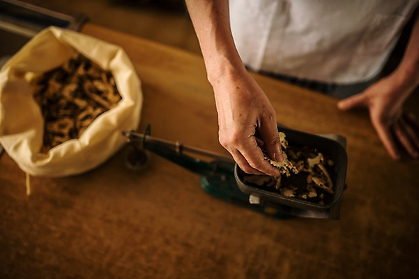 포토 JPG 손 노년 남자 실내 저울 한명 서기 손짓 상반신 앞모습 신체부위 한의학 한국인 한약재 무게 60대 한약방 한의사 계량기 계량 노인남자한명만 국내포토 1 뷰포인트 의학 모션 사람 동양인 성인 내부 의사 약재 남자한명만 노인남자만 파일형식