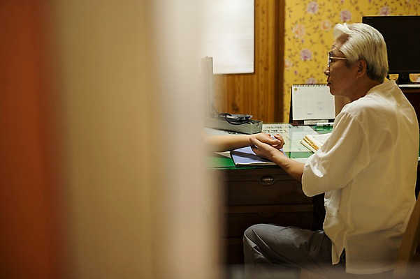 포토 JPG 노년 남자 실내 앉기 상반신 두명 옆모습 신체부위 진료 한의학 한국인 환자 60대 팔 한약방 한의사 진료실 진맥 성인만 국내포토 뷰포인트 의학 모션 병원 사람 동양인 성인 내부 의사 파일형식