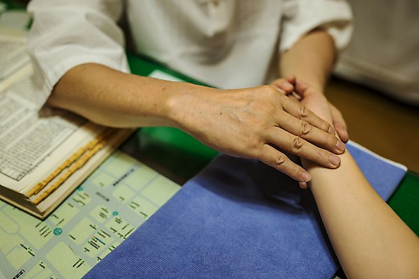 포토 JPG 노년 남자 실내 앉기 상반신 두명 신체부위 진료 한의학 한국인 환자 60대 팔 한약방 한의사 진료실 진맥 성인만 국내포토 의학 모션 병원 사람 동양인 성인 내부 의사 파일형식