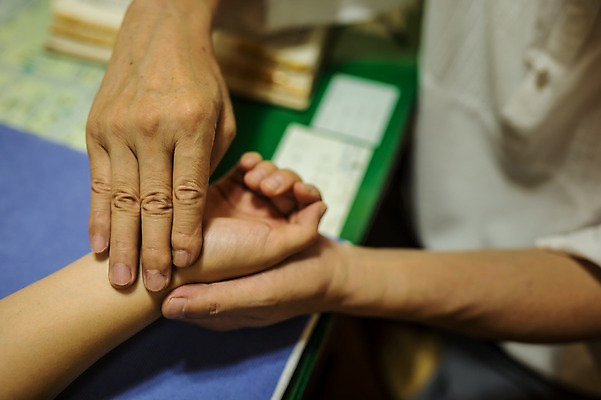 포토 JPG 노년 남자 실내 앉기 상반신 두명 신체부위 진료 한의학 한국인 환자 60대 팔 한약방 한의사 진료실 진맥 성인만 국내포토 의학 모션 병원 사람 동양인 성인 내부 의사 파일형식