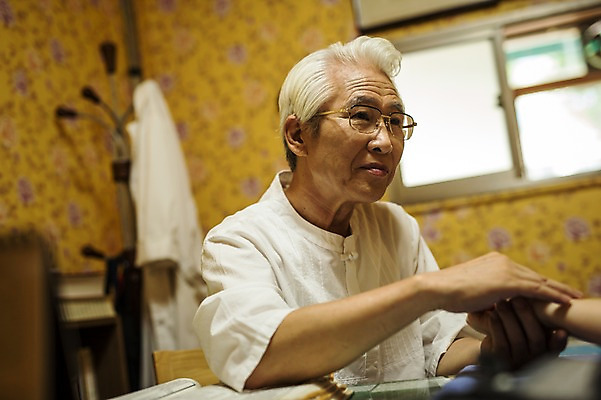 포토 JPG 노년 남자 실내 앉기 상반신 두명 앞모습 신체부위 진료 한의학 한국인 환자 60대 팔 한약방 한의사 진료실 진맥 성인만 국내포토 뷰포인트 의학 모션 병원 사람 동양인 성인 내부 의사 파일형식