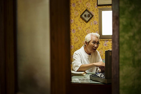 포토 JPG 노년 남자 실내 앉기 상반신 두명 앞모습 신체부위 진료 한의학 한국인 환자 60대 팔 한약방 한의사 진료실 진맥 성인만 국내포토 뷰포인트 의학 모션 병원 사람 동양인 성인 내부 의사 파일형식