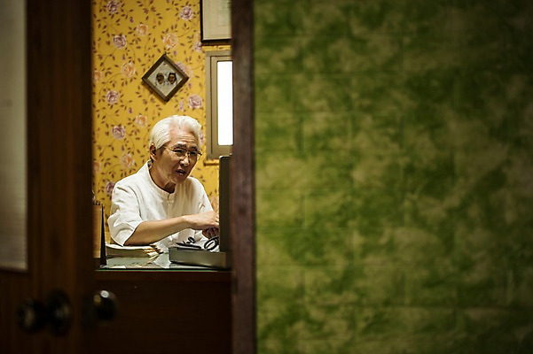 포토 JPG 노년 남자 실내 앉기 상반신 두명 앞모습 신체부위 진료 한의학 한국인 환자 60대 팔 한약방 한의사 진료실 진맥 성인만 국내포토 뷰포인트 의학 모션 병원 사람 동양인 성인 내부 의사 파일형식