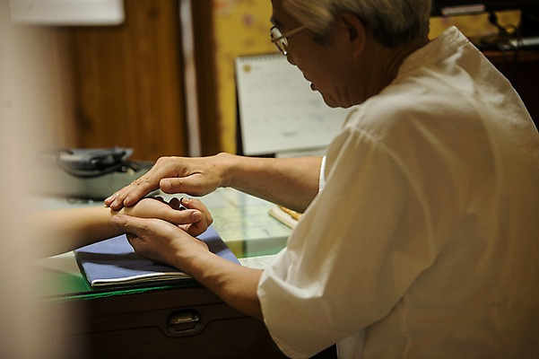 포토 JPG 노년 남자 실내 앉기 상반신 두명 옆모습 신체부위 진료 한의학 한국인 환자 60대 팔 한약방 한의사 진료실 진맥 성인만 국내포토 뷰포인트 의학 모션 병원 사람 동양인 성인 내부 의사 파일형식