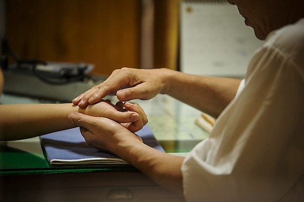 포토 JPG 노년 남자 실내 앉기 상반신 두명 옆모습 신체부위 진료 한의학 한국인 환자 60대 팔 한약방 한의사 진료실 진맥 성인만 국내포토 뷰포인트 의학 모션 병원 사람 동양인 성인 내부 의사 파일형식