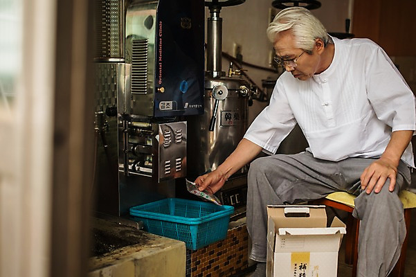 포토 JPG 노년 남자 실내 한명 들기 앉기 손짓 상반신 앞모습 기계 한의학 한국인 60대 한약 한약방 한의사 약봉지 노인남자한명만 탕약기 국내포토 1 뷰포인트 의학 모션 사람 동양인 성인 내부 약 의사 남자한명만 노인남자만 파일형식