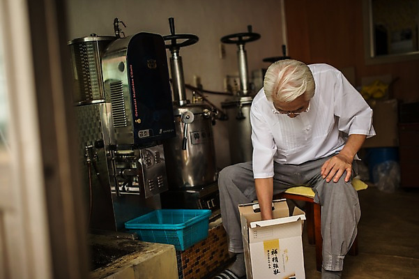 포토 JPG 전신 노년 남자 실내 한명 앉기 앞모습 기계 한의학 한국인 60대 한약 담기 한약방 한의사 노인남자한명만 탕약기 국내포토 1 뷰포인트 의학 모션 사람 동양인 성인 내부 약 의사 남자한명만 노인남자만 파일형식