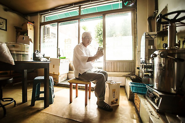 포토 JPG 전신 노년 남자 실내 한명 들기 앉기 옆모습 상자 한의학 한국인 60대 한약 한약방 한의사 약봉지 노인남자한명만 탕약기 국내포토 1 뷰포인트 의학 모션 사람 동양인 성인 내부 약 의사 남자한명만 노인남자만 파일형식