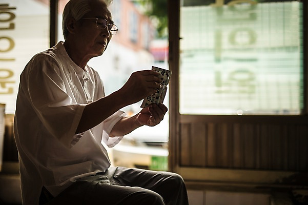 포토 JPG 노년 남자 실내 한명 들기 상반신 옆모습 한의학 한국인 60대 한약 한약방 한의사 약봉지 노인남자한명만 국내포토 1 뷰포인트 의학 모션 사람 동양인 성인 내부 약 의사 남자한명만 노인남자만 파일형식