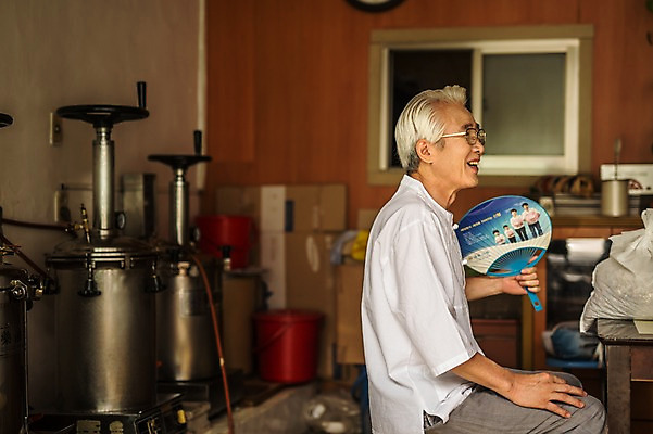 포토 JPG 노년 남자 실내 한명 앉기 상반신 옆모습 한의학 한국인 60대 한약 한약방 한의사 부채질 노인남자한명만 탕약기 국내포토 1 뷰포인트 의학 모션 사람 동양인 성인 내부 약 의사 남자한명만 노인남자만 파일형식