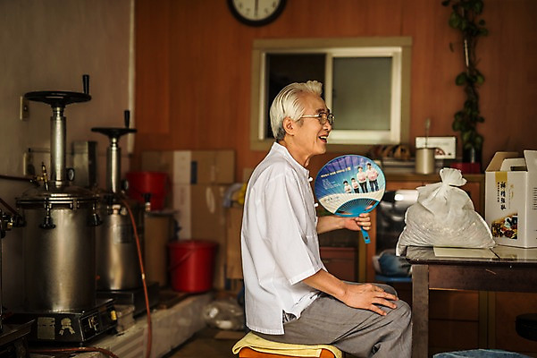 포토 JPG 노년 남자 실내 한명 앉기 상반신 옆모습 한의학 한국인 60대 한약 한약방 한의사 부채질 노인남자한명만 탕약기 국내포토 1 뷰포인트 의학 모션 사람 동양인 성인 내부 약 의사 남자한명만 노인남자만 파일형식
