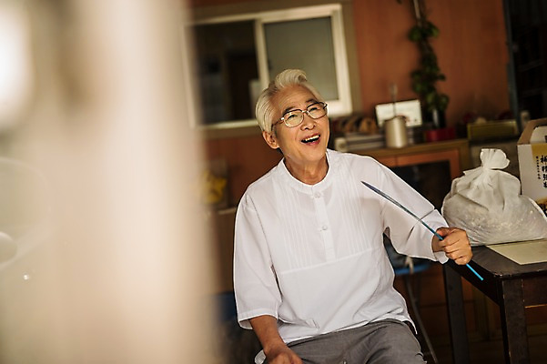 포토 JPG 노년 남자 실내 한명 미소 앉기 상반신 앞모습 한의학 한국인 60대 한약 한약방 한의사 부채질 노인남자한명만 국내포토 1 뷰포인트 의학 모션 표정 사람 동양인 성인 내부 약 의사 남자한명만 노인남자만 파일형식