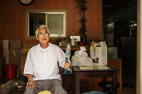 포토 JPG 노년 남자 실내 한명 앉기 상반신 앞모습 한의학 한국인 60대 한약 한약방 한의사 부채질 노인남자한명만 국내포토 1 뷰포인트 의학 모션 사람 동양인 성인 내부 약 의사 남자한명만 노인남자만 파일형식