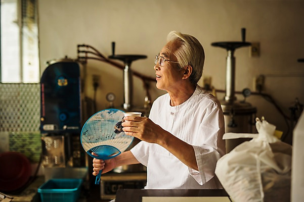 포토 JPG 응시 노년 남자 실내 한명 미소 들기 앉기 상반신 옆모습 한의학 한국인 60대 한약 종이컵 한약방 한의사 부채질 노인남자한명만 탕약기 국내포토 1 시선 뷰포인트 의학 모션 표정 사람 동양인 성인 내부 컵 약 의사 일회용 남자한명만 노인남자만 파일형식