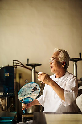 포토 JPG 노년 남자 실내 한명 들기 앉기 상반신 옆모습 한의학 한국인 60대 한약 종이컵 한약방 한의사 부채질 노인남자한명만 탕약기 국내포토 1 뷰포인트 의학 모션 사람 동양인 성인 내부 컵 약 의사 일회용 남자한명만 노인남자만 파일형식