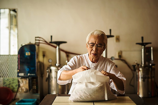포토 JPG 노년 남자 실내 한명 앉기 손짓 상반신 앞모습 한의학 만지기 한국인 한약재 60대 한약 자루 한약방 한의사 노인남자한명만 탕약기 국내포토 1 뷰포인트 의학 모션 사람 동양인 성인 내부 약 의사 약재 남자한명만 노인남자만 파일형식