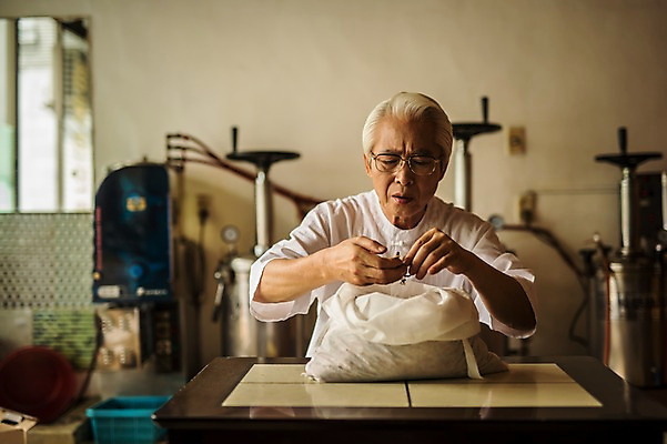 포토 JPG 노년 남자 실내 한명 앉기 손짓 상반신 앞모습 한의학 만지기 한국인 한약재 60대 한약 자루 한약방 한의사 노인남자한명만 탕약기 국내포토 1 뷰포인트 의학 모션 사람 동양인 성인 내부 약 의사 약재 남자한명만 노인남자만 파일형식