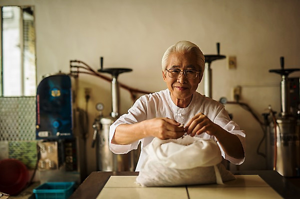 포토 JPG 노년 남자 실내 한명 미소 앉기 손짓 상반신 앞모습 한의학 만지기 한국인 한약재 60대 한약 자루 한약방 한의사 노인남자한명만 탕약기 국내포토 1 뷰포인트 의학 모션 표정 사람 동양인 성인 내부 약 의사 약재 남자한명만 노인남자만 파일형식