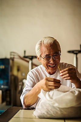 포토 JPG 노년 남자 실내 한명 앉기 손짓 상반신 앞모습 한의학 만지기 한국인 한약재 60대 한약 자루 한약방 한의사 노인남자한명만 탕약기 국내포토 1 뷰포인트 의학 모션 사람 동양인 성인 내부 약 의사 약재 남자한명만 노인남자만 파일형식