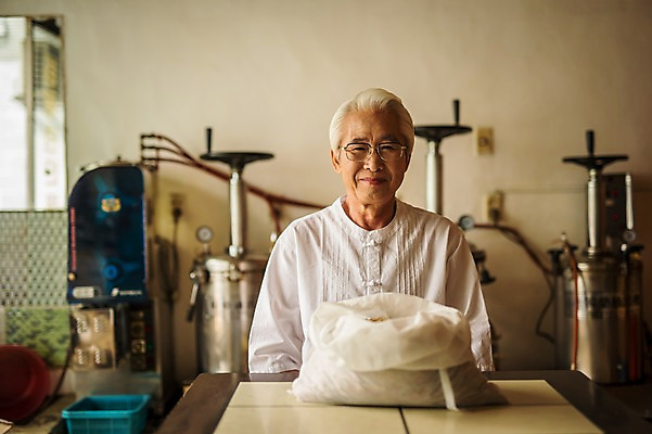 포토 JPG 노년 남자 실내 한명 앉기 상반신 앞모습 한의학 한국인 한약재 60대 한약 자루 한약방 한의사 노인남자한명만 탕약기 국내포토 1 뷰포인트 의학 모션 사람 동양인 성인 내부 약 의사 약재 남자한명만 노인남자만 파일형식