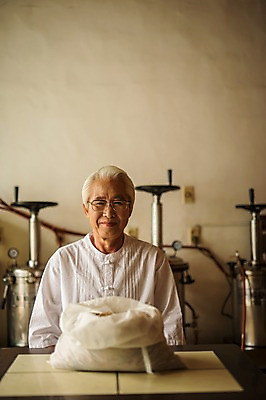 포토 JPG 노년 남자 실내 한명 앉기 상반신 앞모습 한의학 한국인 한약재 60대 한약 자루 한약방 한의사 노인남자한명만 탕약기 국내포토 1 뷰포인트 의학 모션 사람 동양인 성인 내부 약 의사 약재 남자한명만 노인남자만 파일형식