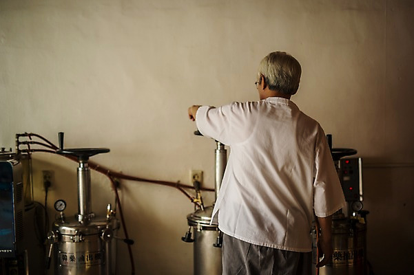 포토 JPG 노년 남자 실내 한명 서기 상반신 뒷모습 한의학 한국인 60대 한약 한약방 한의사 노인남자한명만 탕약기 국내포토 1 뷰포인트 의학 모션 사람 동양인 성인 내부 약 의사 남자한명만 노인남자만 파일형식