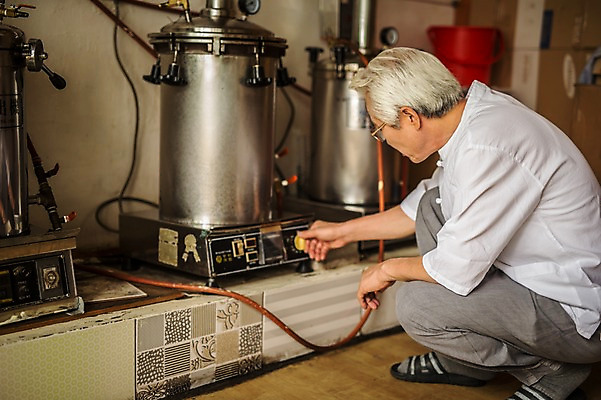 포토 JPG 전신 노년 남자 실내 한명 앉기 옆모습 한의학 한국인 60대 한약 한약방 한의사 조절기 노인남자한명만 탕약기 국내포토 1 뷰포인트 의학 모션 사람 동양인 성인 내부 약 기계 의사 남자한명만 노인남자만 파일형식