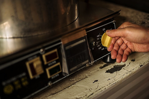 포토 JPG 손 노년 남자 실내 한명 손짓 신체부위 한의학 한국인 60대 한약 한약방 한의사 조절기 노인남자한명만 탕약기 국내포토 1 의학 모션 사람 동양인 성인 내부 약 기계 의사 남자한명만 노인남자만 파일형식