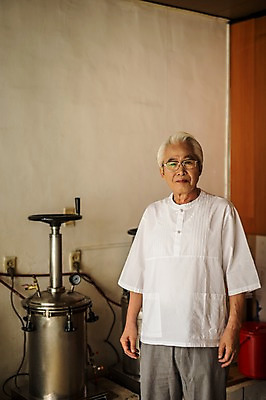 포토 JPG 노년 남자 실내 한명 서기 상반신 앞모습 한의학 한국인 한약재 60대 한약 한약방 한의사 노인남자한명만 탕약기 국내포토 1 뷰포인트 의학 모션 사람 동양인 성인 내부 약 의사 약재 남자한명만 노인남자만 파일형식