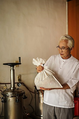 포토 JPG 노년 남자 실내 한명 서기 들기 상반신 앞모습 한의학 한국인 한약재 60대 한약 자루 한약방 한의사 노인남자한명만 탕약기 국내포토 1 뷰포인트 의학 모션 사람 동양인 성인 내부 약 의사 약재 남자한명만 노인남자만 파일형식