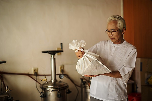 포토 JPG 노년 남자 실내 한명 서기 들기 상반신 앞모습 한의학 한국인 한약재 60대 한약 자루 한약방 한의사 노인남자한명만 탕약기 국내포토 1 뷰포인트 의학 모션 사람 동양인 성인 내부 약 의사 약재 남자한명만 노인남자만 파일형식