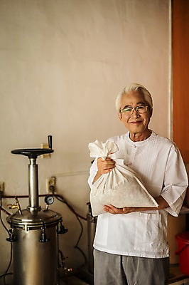 포토 JPG 노년 남자 실내 한명 서기 들기 상반신 앞모습 한의학 한국인 한약재 60대 한약 자루 한약방 한의사 노인남자한명만 탕약기 국내포토 1 뷰포인트 의학 모션 사람 동양인 성인 내부 약 의사 약재 남자한명만 노인남자만 파일형식