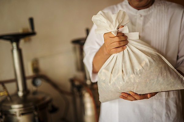 포토 JPG 노년 남자 실내 한명 서기 들기 상반신 앞모습 한의학 한국인 한약재 60대 한약 자루 한약방 한의사 노인남자한명만 탕약기 국내포토 1 뷰포인트 의학 모션 사람 동양인 성인 내부 약 의사 약재 남자한명만 노인남자만 파일형식