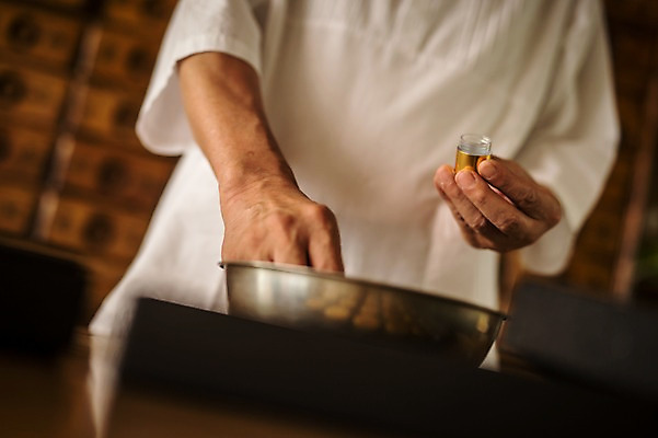 포토 JPG 노년 남자 실내 한명 서기 들기 상반신 앞모습 한의학 한국인 60대 한약 담기 한약방 한의사 청심환 노인남자한명만 국내포토 1 뷰포인트 의학 모션 사람 동양인 성인 내부 약 의사 환 남자한명만 노인남자만 파일형식