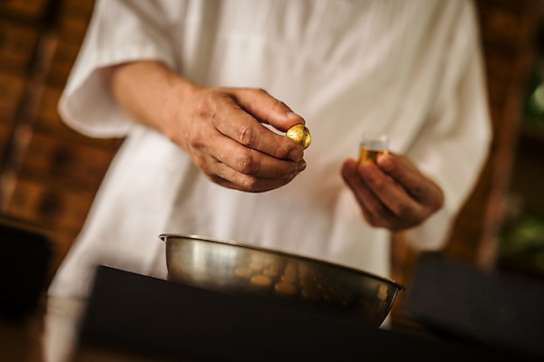 포토 JPG 노년 남자 실내 한명 서기 들기 상반신 앞모습 한의학 한국인 60대 한약 담기 한약방 한의사 청심환 노인남자한명만 국내포토 1 뷰포인트 의학 모션 사람 동양인 성인 내부 약 의사 환 남자한명만 노인남자만 파일형식