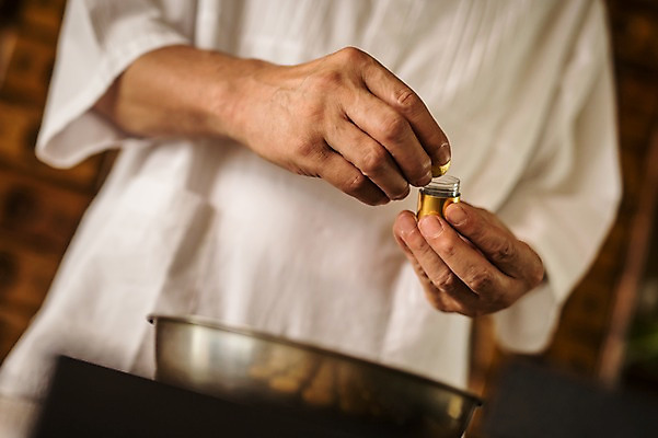 포토 JPG 노년 남자 실내 한명 서기 들기 상반신 앞모습 한의학 한국인 60대 한약 담기 한약방 한의사 청심환 노인남자한명만 국내포토 1 뷰포인트 의학 모션 사람 동양인 성인 내부 약 의사 환 남자한명만 노인남자만 파일형식