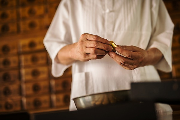 포토 JPG 노년 남자 실내 한명 서기 들기 상반신 앞모습 한의학 한국인 60대 한약 담기 한약방 한의사 청심환 노인남자한명만 국내포토 1 뷰포인트 의학 모션 사람 동양인 성인 내부 약 의사 환 남자한명만 노인남자만 파일형식