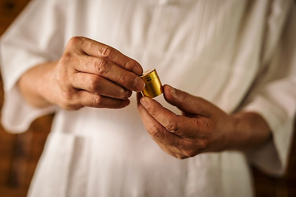 포토 JPG 손 노년 남자 실내 한명 들기 손짓 상반신 앞모습 신체부위 한의학 한국인 60대 한약 담기 한약방 한의사 청심환 노인남자한명만 국내포토 1 뷰포인트 의학 모션 사람 동양인 성인 내부 약 의사 환 남자한명만 노인남자만 파일형식