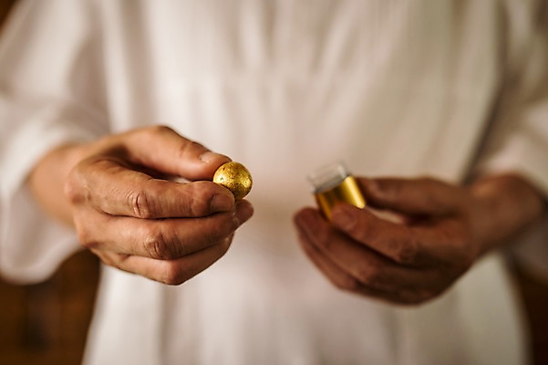 포토 JPG 손 노년 남자 실내 한명 들기 손짓 상반신 앞모습 신체부위 한의학 한국인 60대 한약 담기 한약방 한의사 청심환 노인남자한명만 국내포토 1 뷰포인트 의학 모션 사람 동양인 성인 내부 약 의사 환 남자한명만 노인남자만 파일형식