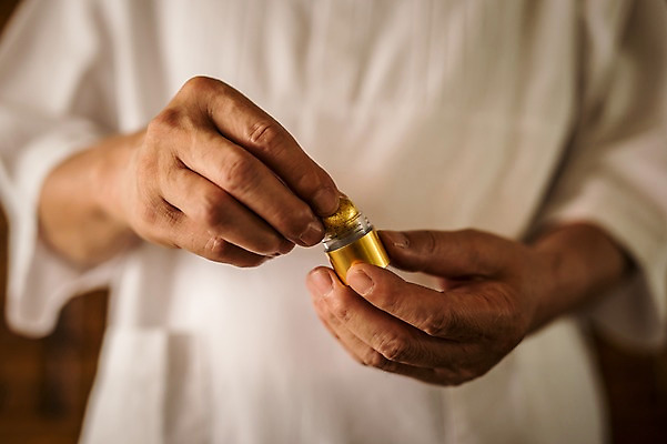 포토 JPG 손 노년 남자 실내 한명 들기 손짓 상반신 앞모습 신체부위 한의학 한국인 60대 한약 담기 한약방 한의사 청심환 노인남자한명만 국내포토 1 뷰포인트 의학 모션 사람 동양인 성인 내부 약 의사 환 남자한명만 노인남자만 파일형식