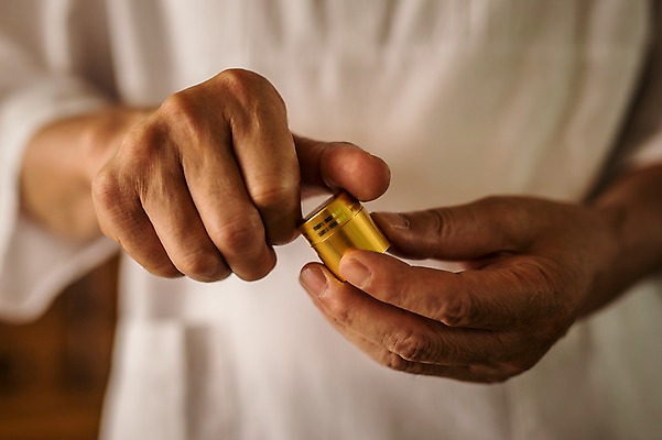 포토 JPG 손 노년 남자 실내 한명 들기 손짓 상반신 앞모습 신체부위 한의학 한국인 60대 한약 담기 한약방 한의사 청심환 노인남자한명만 국내포토 1 뷰포인트 의학 모션 사람 동양인 성인 내부 약 의사 환 남자한명만 노인남자만 파일형식